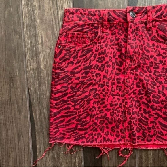 Current Elliot The 5-Pocket Mini Skirt in Warped Species Red Leopard Print Sz 25 - Picture 4 of 8